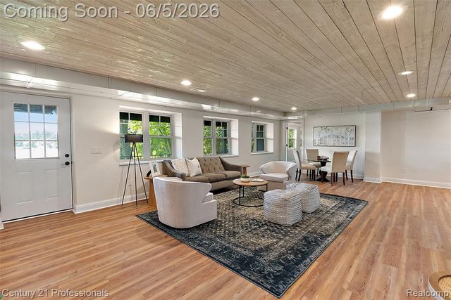 1420 Pettibone Lake Road, Highland, MI 48356