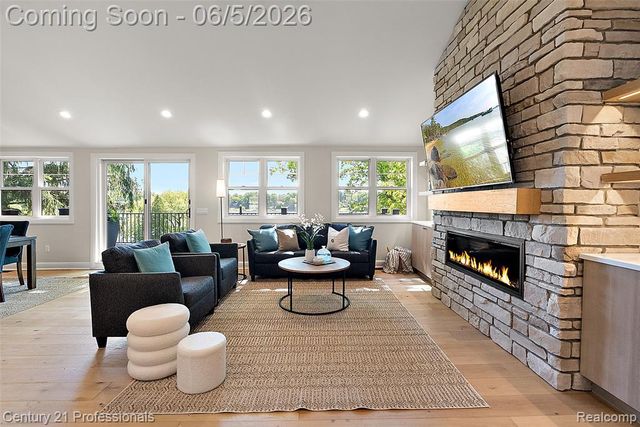 1420 Pettibone Lake Road, Highland, MI 48356