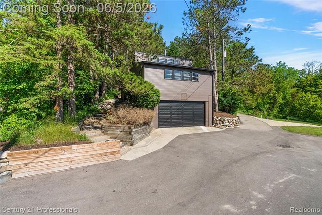1420 Pettibone Lake Road, Highland, MI 48356