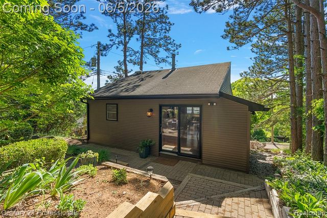1420 Pettibone Lake Road, Highland, MI 48356
