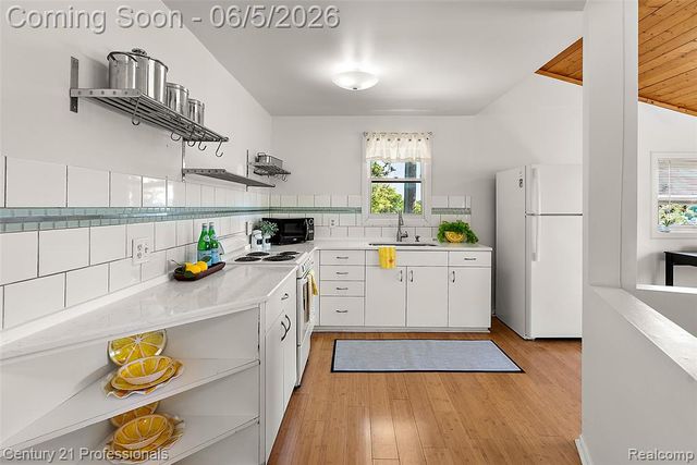 1420 Pettibone Lake Road, Highland, MI 48356