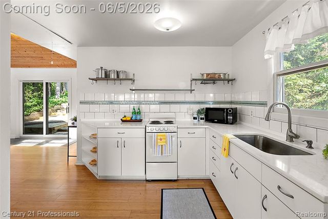 1420 Pettibone Lake Road, Highland, MI 48356