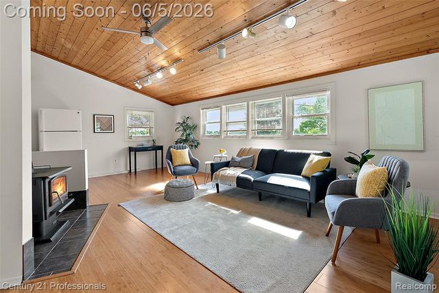 1420 Pettibone Lake Road, Highland, MI 48356