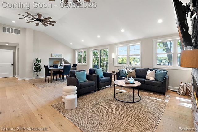 1420 Pettibone Lake Road, Highland, MI 48356