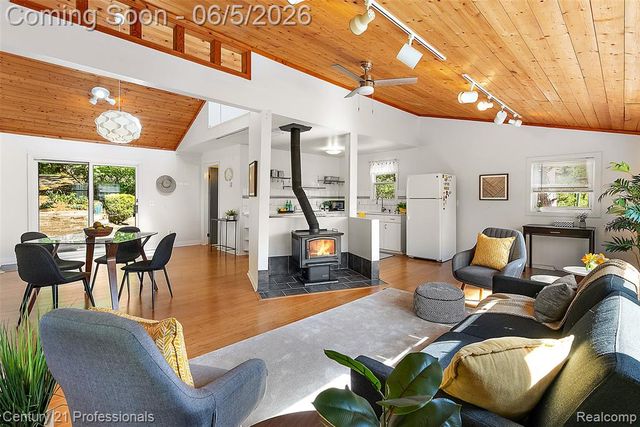1420 Pettibone Lake Road, Highland, MI 48356