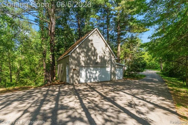 1420 Pettibone Lake Road, Highland, MI 48356