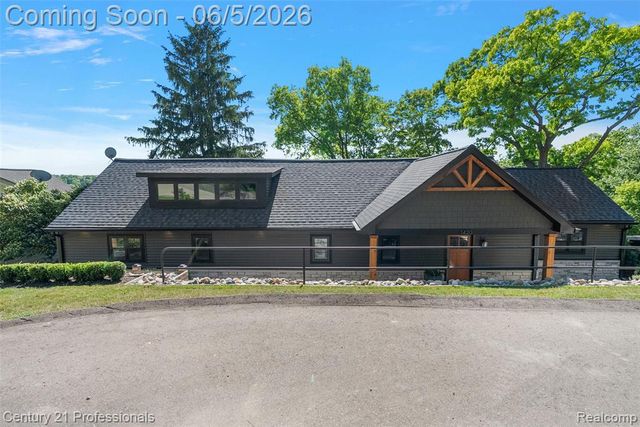 1420 Pettibone Lake Road, Highland, MI 48356