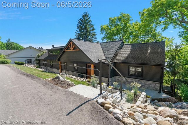 1420 Pettibone Lake Road, Highland, MI 48356