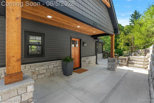 1420 Pettibone Lake Road, Highland, MI 48356