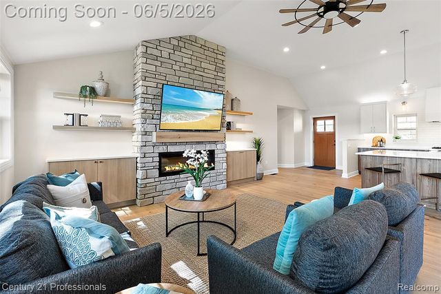 1420 Pettibone Lake Road, Highland, MI 48356