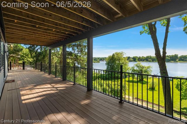 1420 Pettibone Lake Road, Highland, MI 48356