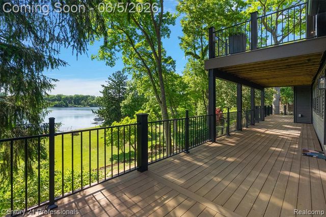 1420 Pettibone Lake Road, Highland, MI 48356
