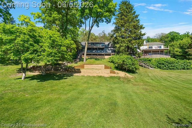 1420 Pettibone Lake Road, Highland, MI 48356