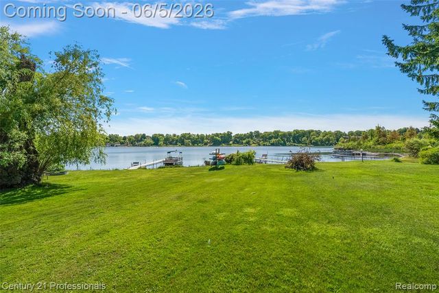 1420 Pettibone Lake Road, Highland, MI 48356