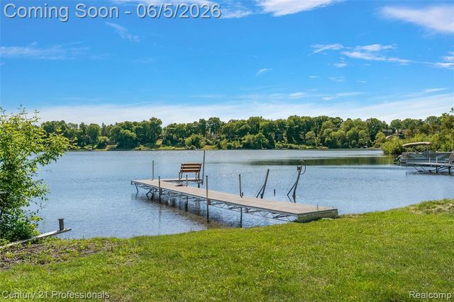1420 Pettibone Lake Road, Highland, MI 48356