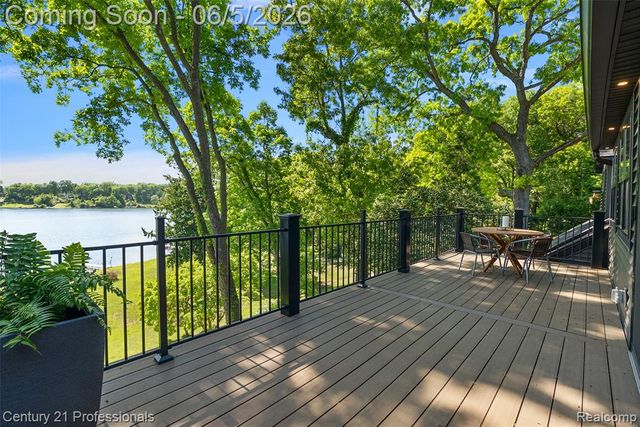 1420 Pettibone Lake Road, Highland, MI 48356