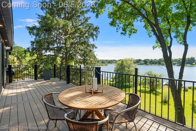 1420 Pettibone Lake Road, Highland, MI 48356