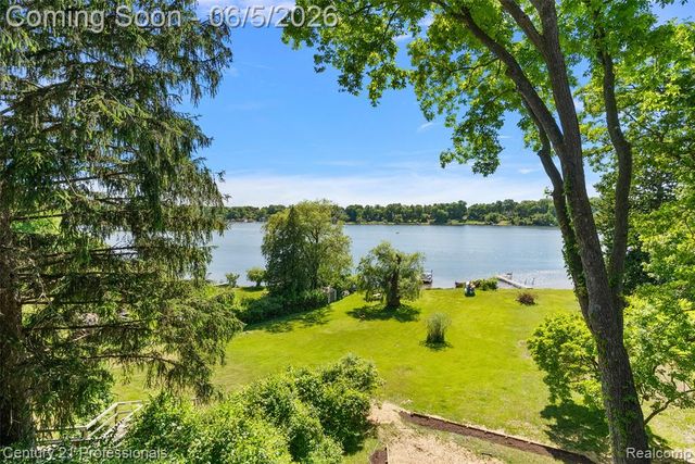 1420 Pettibone Lake Road, Highland, MI 48356