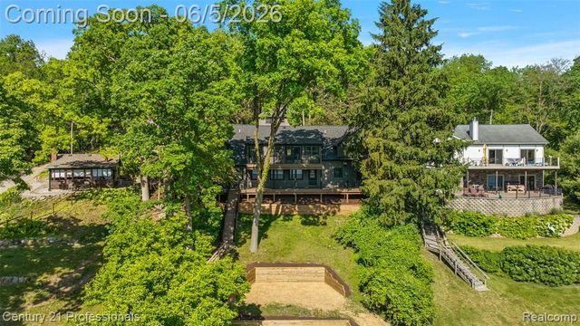 1420 Pettibone Lake Road, Highland, MI 48356