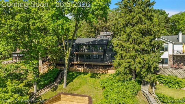 1420 Pettibone Lake Road, Highland, MI 48356