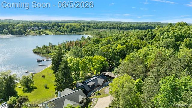 1420 Pettibone Lake Road, Highland, MI 48356