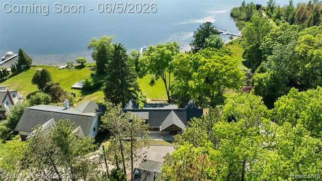 1420 Pettibone Lake Road, Highland, MI 48356