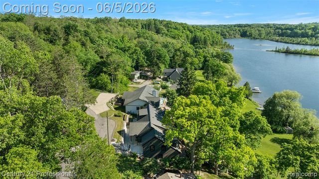 1420 Pettibone Lake Road, Highland, MI 48356