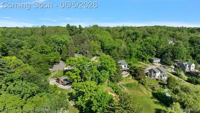 1420 Pettibone Lake Road, Highland, MI 48356