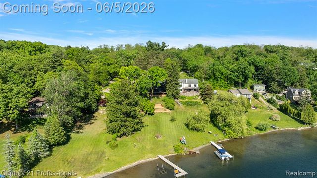 1420 Pettibone Lake Road, Highland, MI 48356