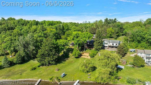 1420 Pettibone Lake Road, Highland, MI 48356