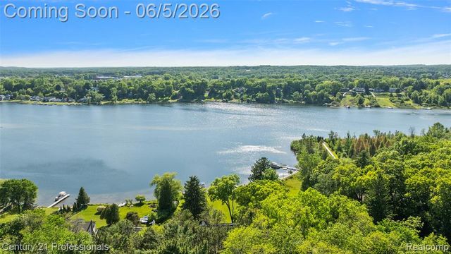1420 Pettibone Lake Road, Highland, MI 48356