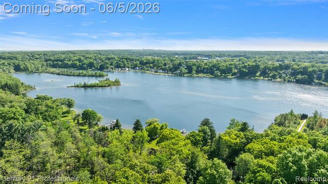 1420 Pettibone Lake Road, Highland, MI 48356