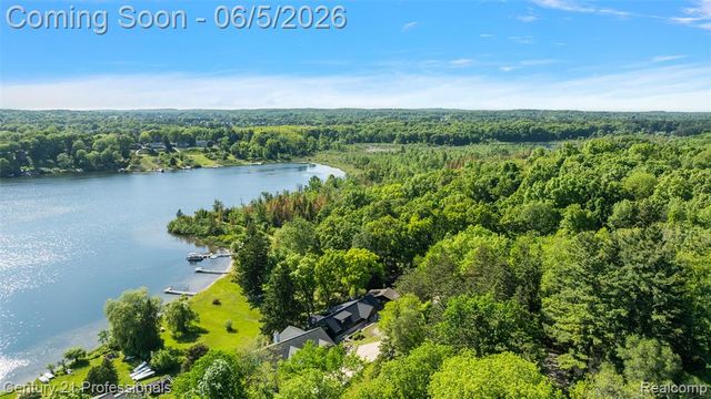 1420 Pettibone Lake Road, Highland, MI 48356