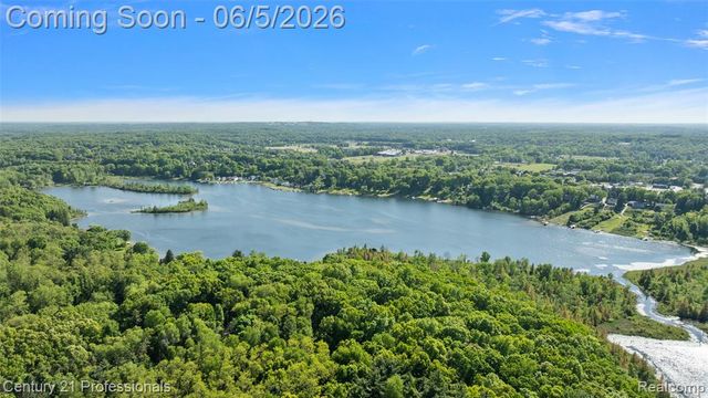 1420 Pettibone Lake Road, Highland, MI 48356