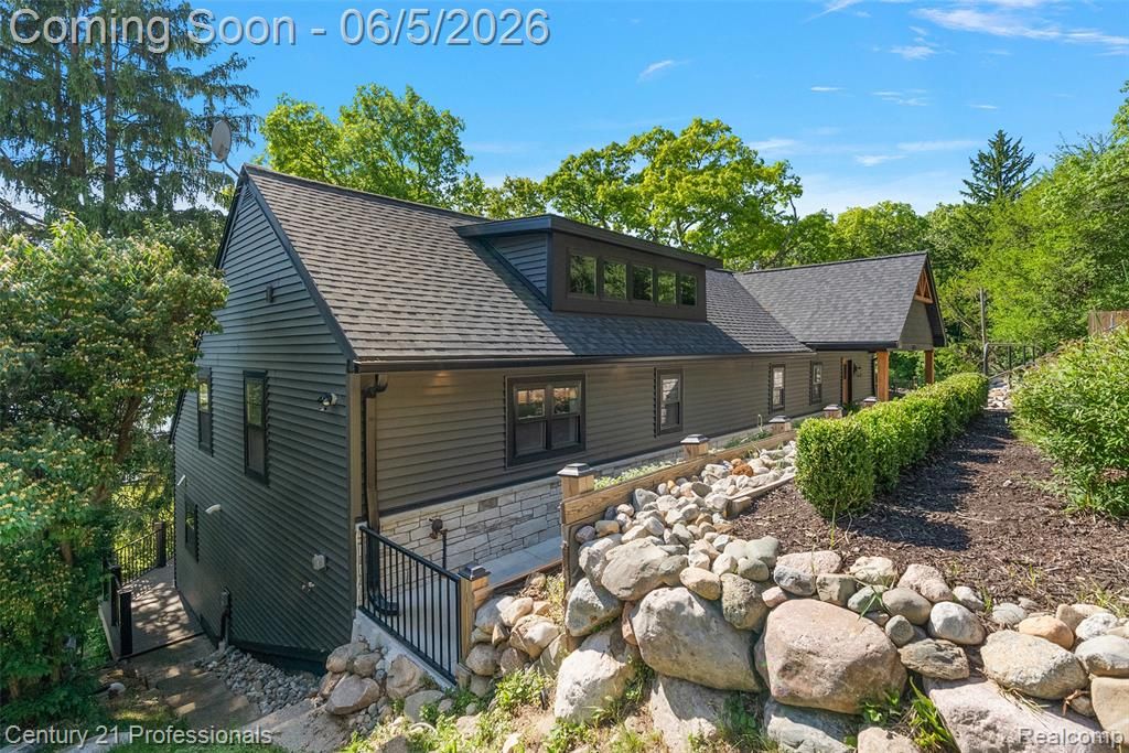 1420 Pettibone Lake Road, Highland, MI 48356
