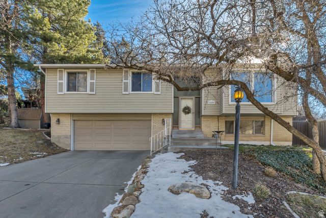 2600 E OAK CREEK DR, Sandy, UT 84093