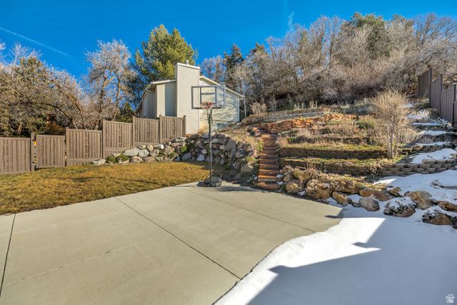 2600 E OAK CREEK DR, Sandy, UT 84093