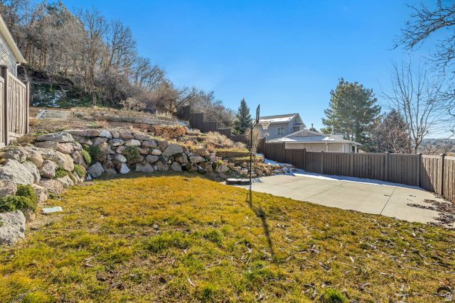 2600 E OAK CREEK DR, Sandy, UT 84093