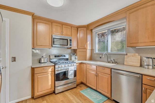 2600 E OAK CREEK DR, Sandy, UT 84093