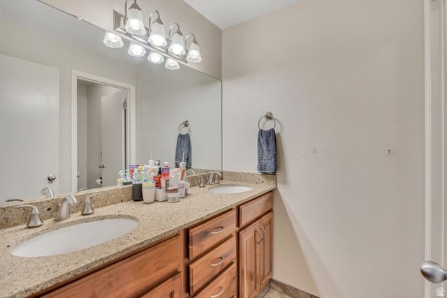 2600 E OAK CREEK DR, Sandy, UT 84093