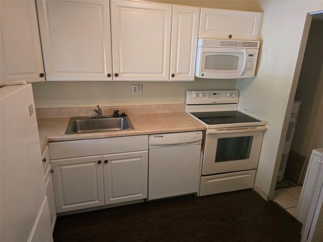 8000 Fairview Drive 205, Tamarac, FL 33321