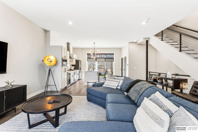 1007 Johnston Plaza, Omaha, NE 68108