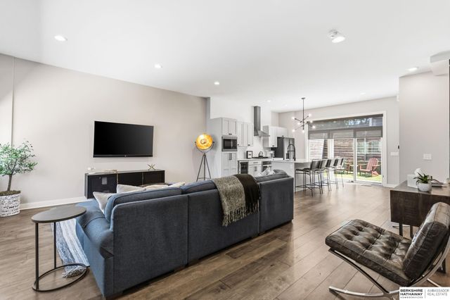 1007 Johnston Plaza, Omaha, NE 68108