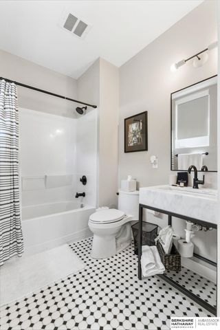 1007 Johnston Plaza, Omaha, NE 68108
