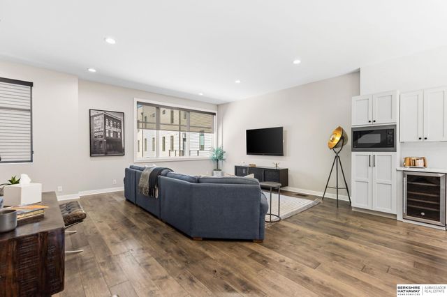 1007 Johnston Plaza, Omaha, NE 68108