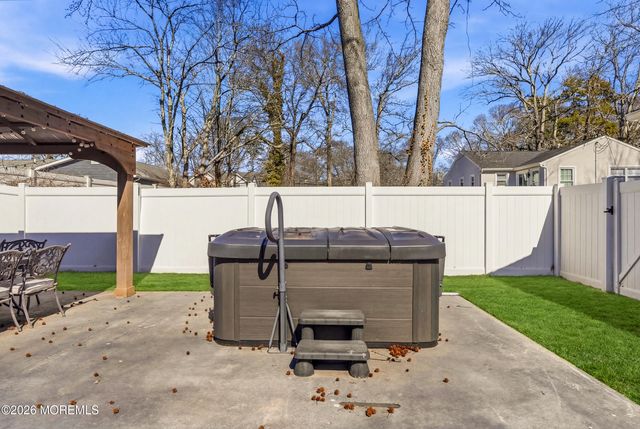 232 Woodcrest Road, Oakhurst, NJ 07755