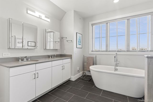 332 Marina Pointe Drive 332, East Rockaway, NY 11518
