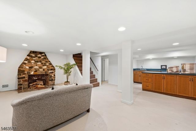 17 Floyd Rd, Verona Twp., NJ 07044