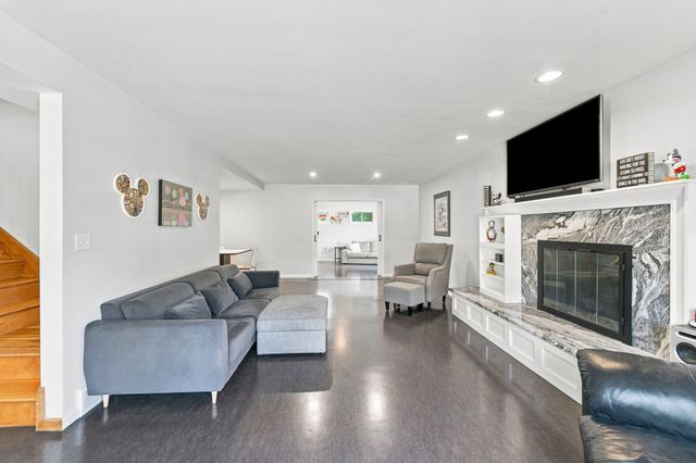 94 Florence Rd, Lowell, MA 01851