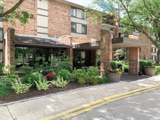 301 Lake Hinsdale Drive 209, Willowbrook, IL 60527